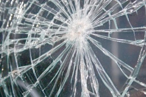 A intrat pe geam în casa unei cunoştinţe şi a făcut ravagii